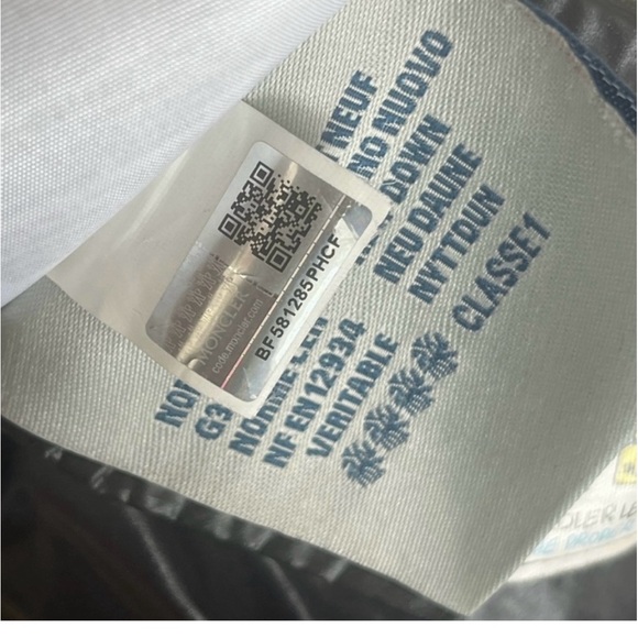 Moncler Women's Black Puffer Coat with Faux Fur Trim - Picture 11 of 14